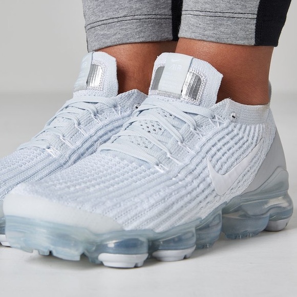Nike Air VaporMax Flyknit in Platinum - Picture 7 of 10